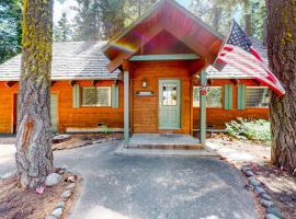 Serene cabin with expansive deck grill fireplace - near skiing - walk to beach, Hotel in Homewood