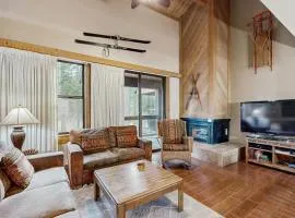 Secluded Getaway with Free WiFi plus a Rec Center with a Pool & Hot Tub