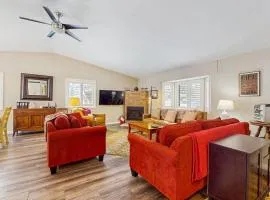 Fully updated home near the lake with full kitchen & free WiFi