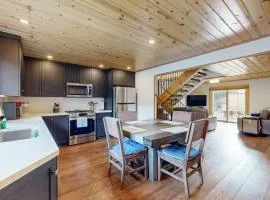 Remodeled Lake Tahoe Beach Condo - Pools Tennis & Deck - Near Ski Resorts