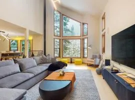 Beautiful cabin with spa game room EV charger near golf & skiing pets welcome