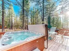 The Bears Lair House with Private Hot Tub & Tahoe Donner Passes