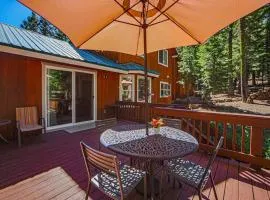 Cozy Tahoe Vista home with fireplace furnished deck & forest view