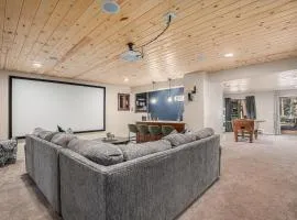 Family Retreat w Zipline Theater Sauna