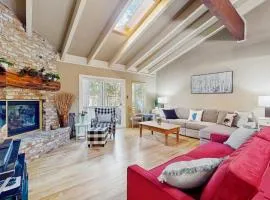 Townhome with Fireplace Pool Sauna Free Shuttle Pickup-Drop-off to Ski Resort