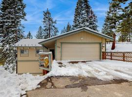 Family-friendly home with mountain views pool table fireplace & spacious deck, hotel v destinaci Stateline