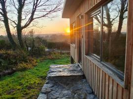 The Perch - Romantic Cabin with Sunset Views โรงแรมในGurteenulla