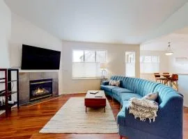 Dog-friendly home with enclosed yard fireplace W&D central AC & streaming