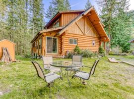 Woodland home near golf & ski slopes with wraparound deck - dog-friendly – hotel w mieście Welches