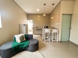 Casa 04 - Casa com 2 quartos, sendo uma suíte localizada próximo a rodoviária e o aeroporto, Hotel in Palmas