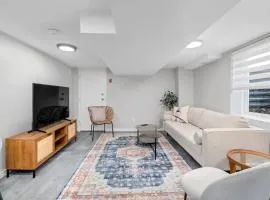 Cozy 2BR w/ Parking, mins from Highway & Chrysler - Holiday Home