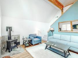 Comfortable Home with Shared Hot Tub & Pool Fireplace & Private W&D, Hotel in Truckee