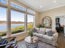 Waterfront home with amazing views & hot tub - public water access 1 mile away โรงแรมในวัลด์พอร์ท