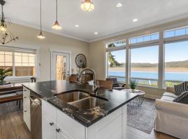 Waterfront home with amazing views & hot tub - public water access 1 mile away, hotel u gradu Voldport