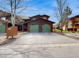 Centrally-Located Condo near Ski Resorts with Gas Fireplace