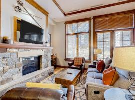 Snowscape Serenity - Ski-in-ski-out condo in Truckee with hot tub access, viešbutis mieste Trakis