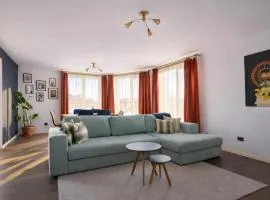 4 Bedroom Apartment for 8 Guests, 2 Bathrooms, Free Parking