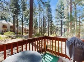 Charming & classic condo with WiFi gas fireplace full kitchen & deck