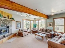 Lake- & mountain-view lodge with hot tub rooftop deck & pool table sleeps 10