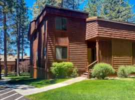 Fantastic lakefront condo with tennis skiing fireplace & W&D sleeps 6, hotel di Zephyr Cove