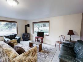 Wonderful Home Close to Lake withPrivate W&D WiFi Gas Fireplace - 2 Dogs Okay, hotel en Joseph