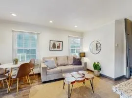Sleek Bungalow with Hot Tub - 3 Blocks to Heavenly Gondola 12 Mins to Beach