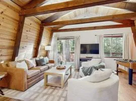 Delightful South Lake Tahoe Cabin with BBQ Decks Fireplace - Minutes to Beach&Ski