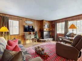 Classic Gambrel-style cabin family and pet friendly walk to lake close to ski
