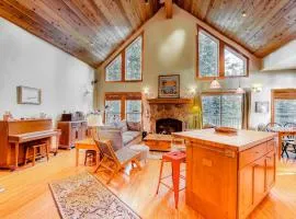 Beautiful getaway with two fireplaces covered deck washer&dryer