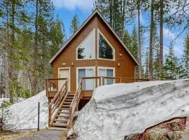 Cozy dog-friendly getaway with wood stove & washer&dryer