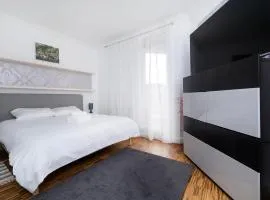 Rolnicza Spacious Apartment by BookingHost