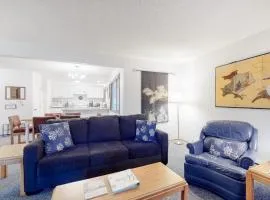 Delightful escape near downtown with shared pool & hot tub rec room & large deck