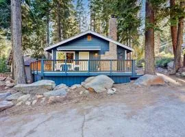 All-season cabin with wraparound deck - quick walk to the beach