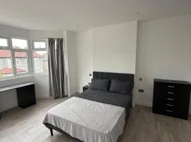 Stylish Double Bedroom in Brent, Near Wembley Stadium, Gladstone Park, Hampstead Heath, Brent Cross Shopping Centre - 6