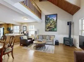 Tranquil cabin near ski slopes & trails with wraparound deck & pool table