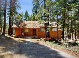 Cozy Family Cabin Close to Skiing - Walk to Lake Tahoe & Town