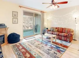 Quiet Townhouse in Ideal Truckee Location with Pool Hot Tub & Sauna