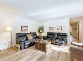 Dog-Friendly Sunriver condo with deck bikes, hotel en Sunriver