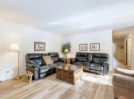 Dog-Friendly Sunriver condo with deck bikes