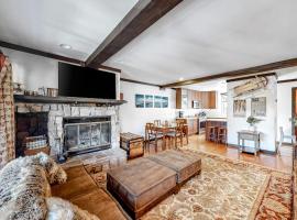 Ski getaway with amazing mountain views fireplace pool & river path access, hotel a Olympic Valley