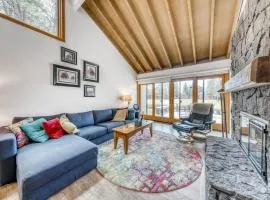 Lovely condo with golf course views & SHARC passes - great location near Village