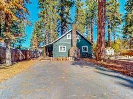 Darling cabin near beach-lake with wood stove & private washer&dryer