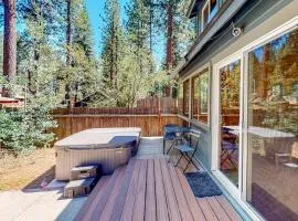 All-Season Getaway - Hot Tub & Backyard - Walk 2 Blocks to Lake & Restaurants