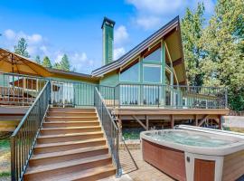 Riverfront Luxury Home with Hot Tub AC Deck and Grill, hotel a Sunriver