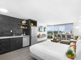 Renovated Beach Front Condo TOG 310