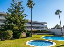 Apartamento con jardín privado, gran terraza y dos piscinas, en Playa de LaMora, Tarragona, familiar y tranquilo, reserva natural Bosque de la Marquesa con playas naturales, cerca de Altafulla, con parking, Wifi, Netflix