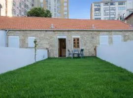 423 Garden ! Breakfast and Lunch Option ! Walk to Porto