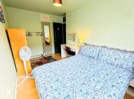 Spacious Double Room - Shared Bathroom - Zone 2 - Smart Lock Entry - No Check In Hassle