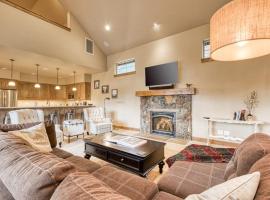 Downtown Sisters home with private hot tub & fenced yard - dogs welcome, hôtel à Sisters