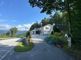 Vangsnes - charming apartment with Fjord view, hotel 